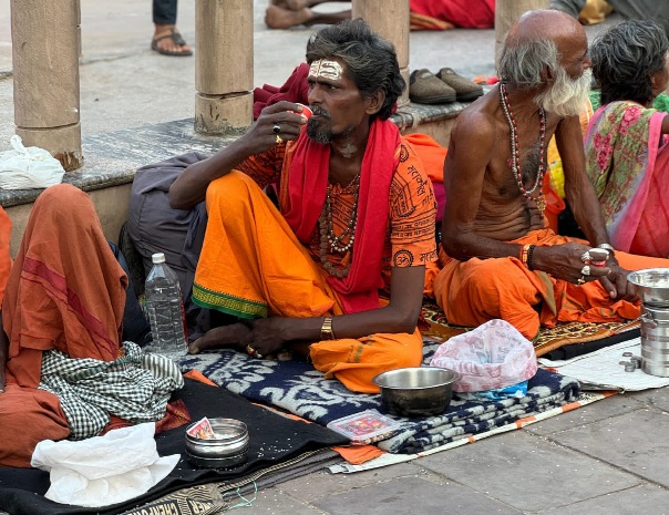 Indickí muži sediaci na ulici