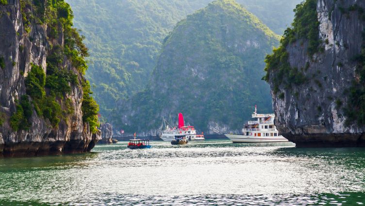 lode v halong bay