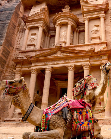 Ťavy pred Pokladnicou vytesanou do skaly v skalnom meste Petra v Jordánsku