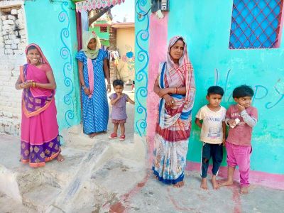 Ženy a deti v indickej dedine vo farebnom sarí