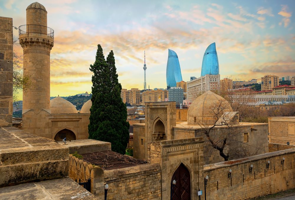Azerbajdžanské hlavné mesto večer Baku a pohľad na Horiace plamene Flame Towers