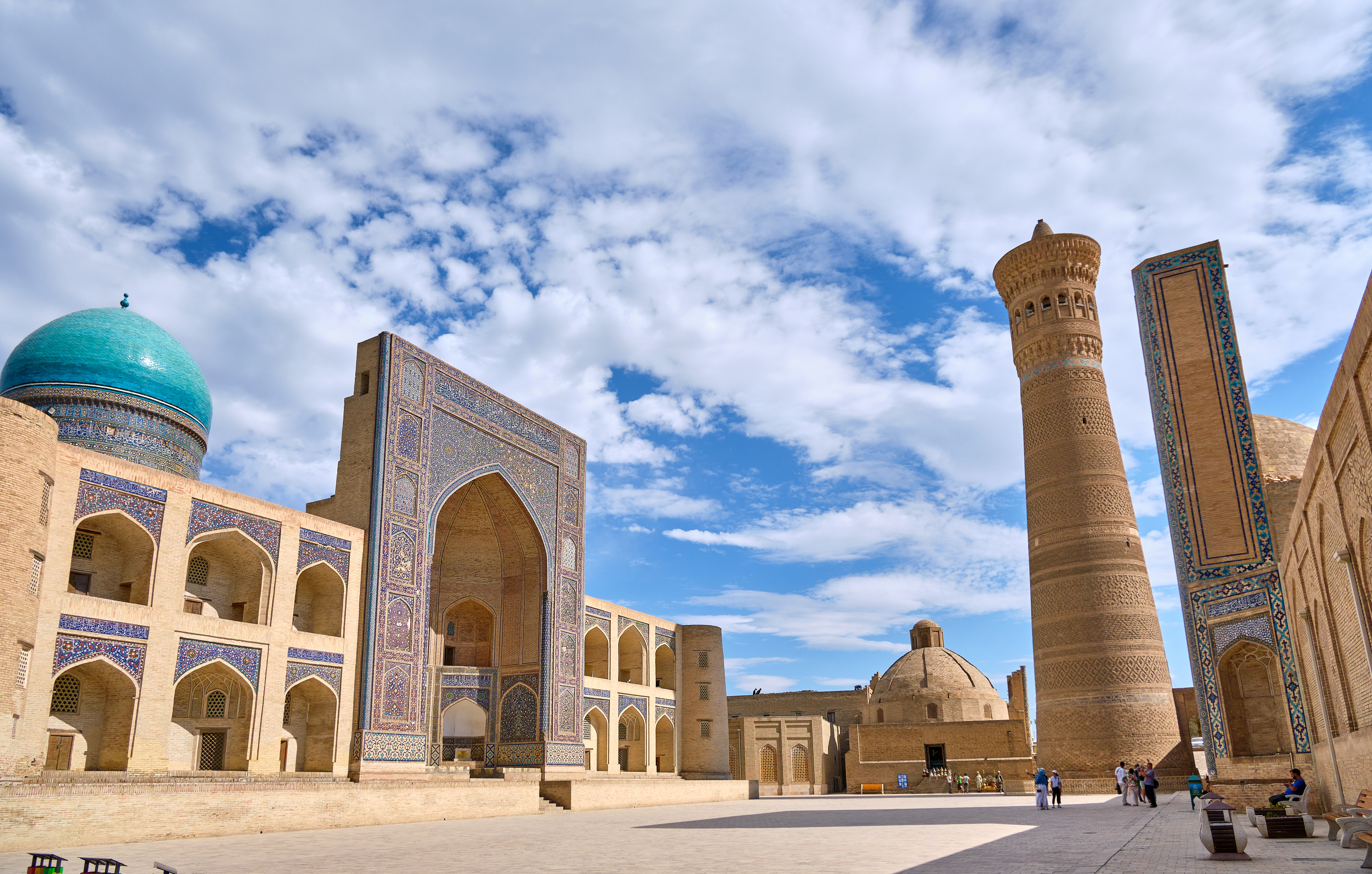 Minaret Kalyan a medresa Mir-i-Arab s tyrkysovou kupolou a zdobeným portálom v historickom centre Buchary v Uzbekistane.